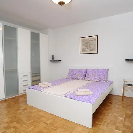 Apartment Neli *