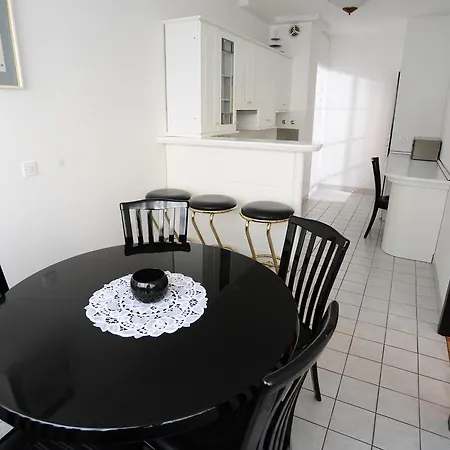 Neli Apartment *